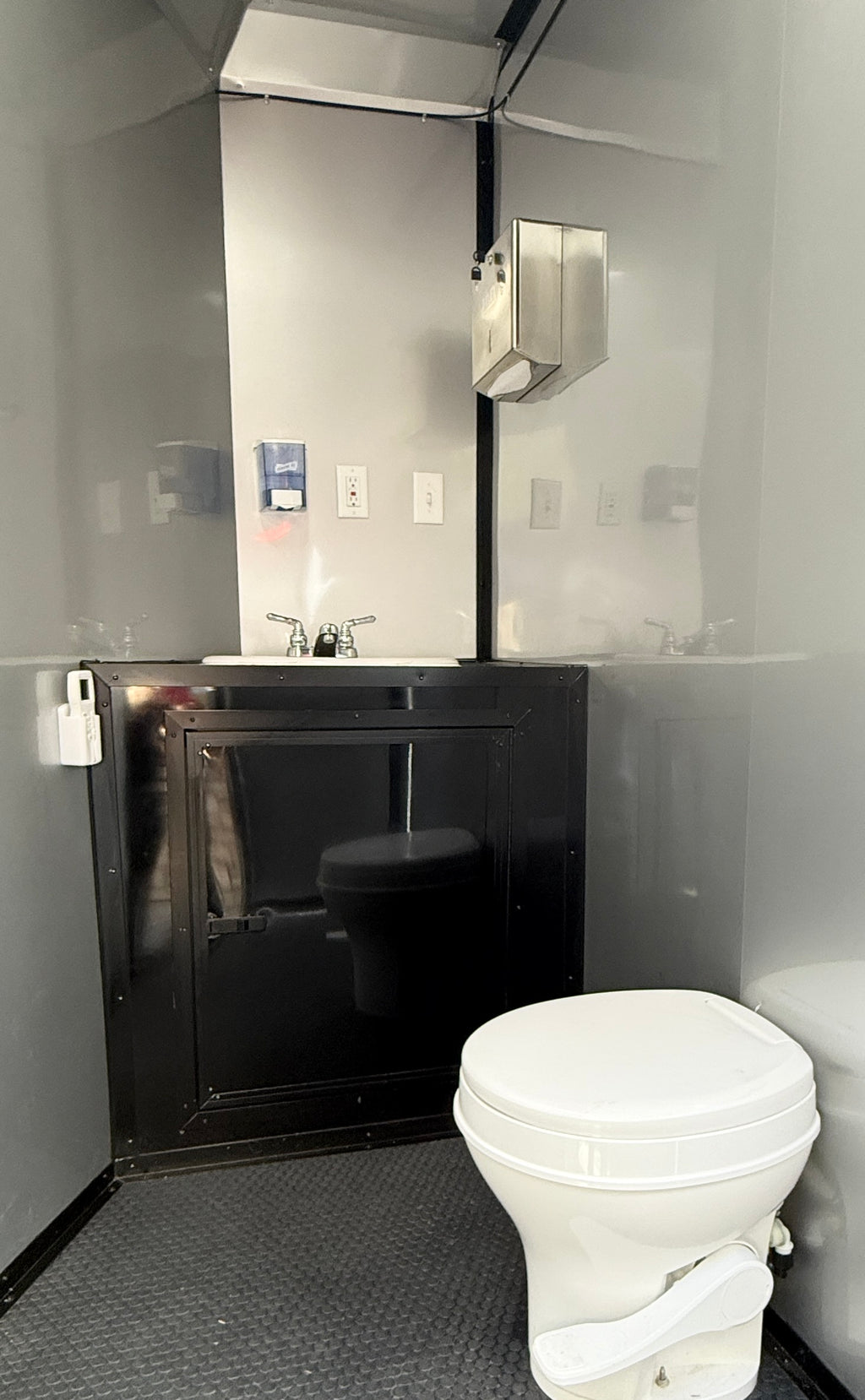 28 FT Smoker Concession with Restroom